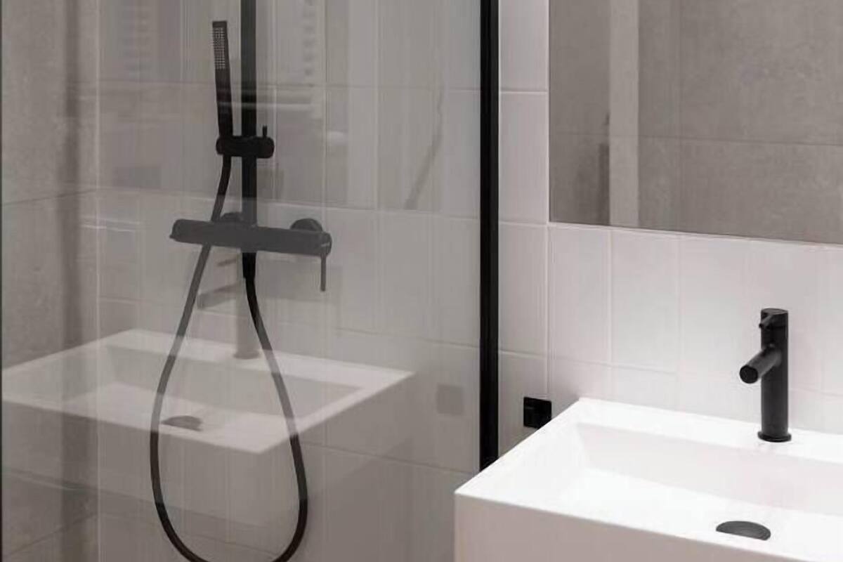 Ducha, artículos de tocador gratuitos, secador de pelo, toallas