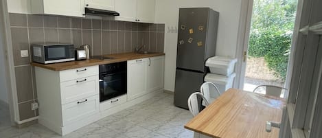 Frigorifero, microonde, forno, piano cottura