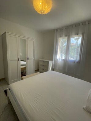 2 bedrooms, iron/ironing board, free WiFi, bed sheets