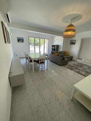 Smart-TV, DVD-Player, Bücher, Stereoanlage