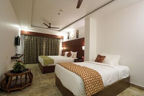 Habitación estándar con 1 cama matrimonial o 2 individuales | Escritorio y espacio para trabajar con laptop 