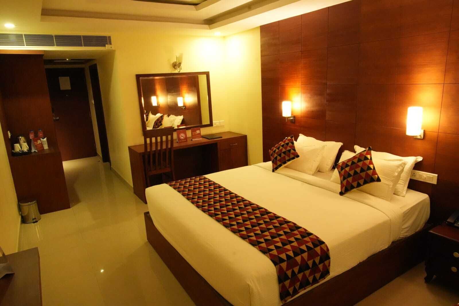 Habitación doble, vista a la ciudad | Escritorio y espacio para trabajar con laptop 