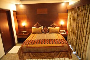 Escritorio y espacio para trabajar con laptop 