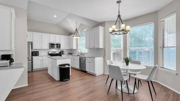 House, 4 Bedrooms | Dining