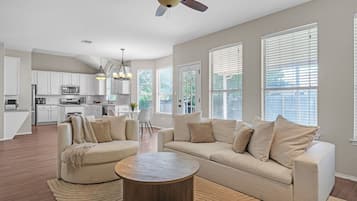 Nhà, 4 phòng ngủ | Khu phòng khách