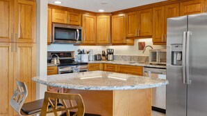 Condo, 2 Bedrooms | Private kitchen | Coffee/tea maker, fridge, oven, toaster - Big Island Kona Plaza 301 2 Bedroom Condo (Kailua-Kona)