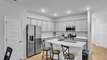 House, 3 Bedrooms | Private kitchen | Fridge, oven
