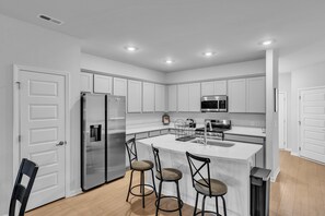 Maison, 3 chambres | Cuisine privée | Réfrigérateur, four