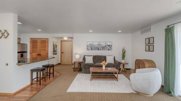 Condo, 1 Bedroom | Ruang tamu | Perkhidmatan penstriman