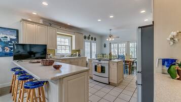 House, 5 Bedrooms | Private kitchen | Fridge, oven, coffee/tea maker, toaster