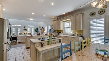 House, 5 Bedrooms | Private kitchen | Fridge, oven, coffee/tea maker, toaster