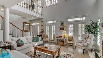 House, 5 Bedrooms | Living area