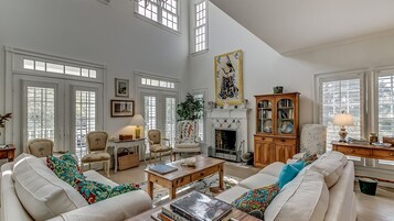 House, 5 Bedrooms | Living area