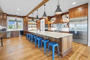 Refrigerador, horno, cafetera/tetera, tostadora