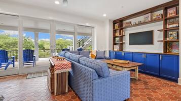 獨棟房屋, 多間臥室 | 起居區 | 智慧型電視