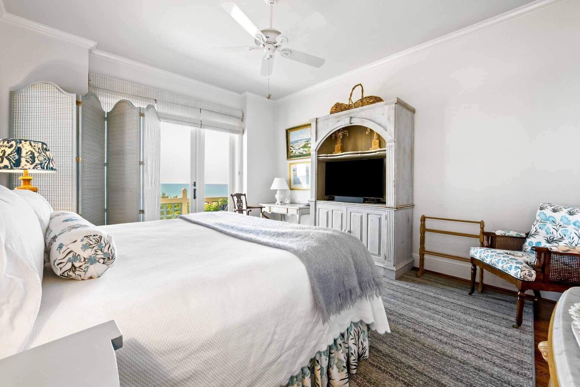 Une chambre d’hôtel avec un grand lit, une télévision, un bureau et une chaise.