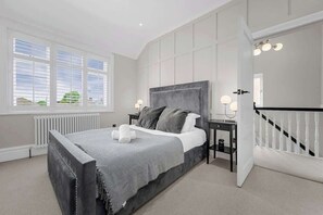 4 bedrooms, desk, iron/ironing board, WiFi