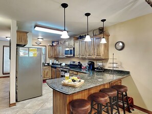 Geladeira, micro-ondas, fogão, cooktop