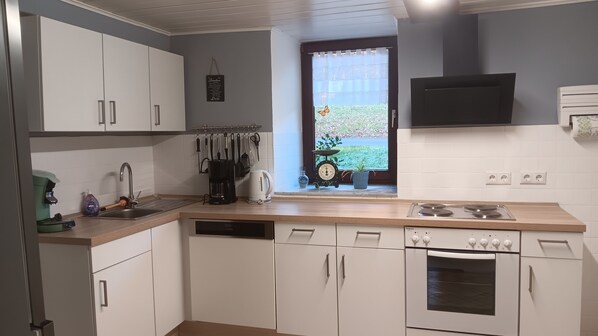 Kylskåp, mikrovågsugn, spishäll och diskmaskin