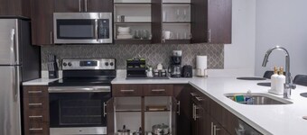 Modern Downtown Condo • Walkable + Pool & Gym