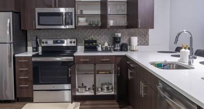 Modern Downtown Condo • Walkable + Pool & Gym
