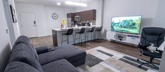 Modern Downtown Condo • Walkable + Pool & Gym