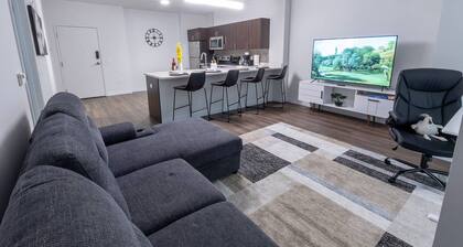 Modern Downtown Condo • Walkable + Pool & Gym