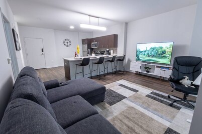 Modern Downtown Condo • Walkable + Pool & Gym