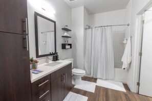 Sèche-cheveux, serviettes fournies, savon, shampoing