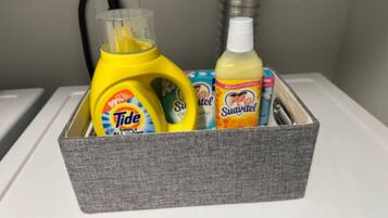 Hårtork, handdukar, tvål och schampo