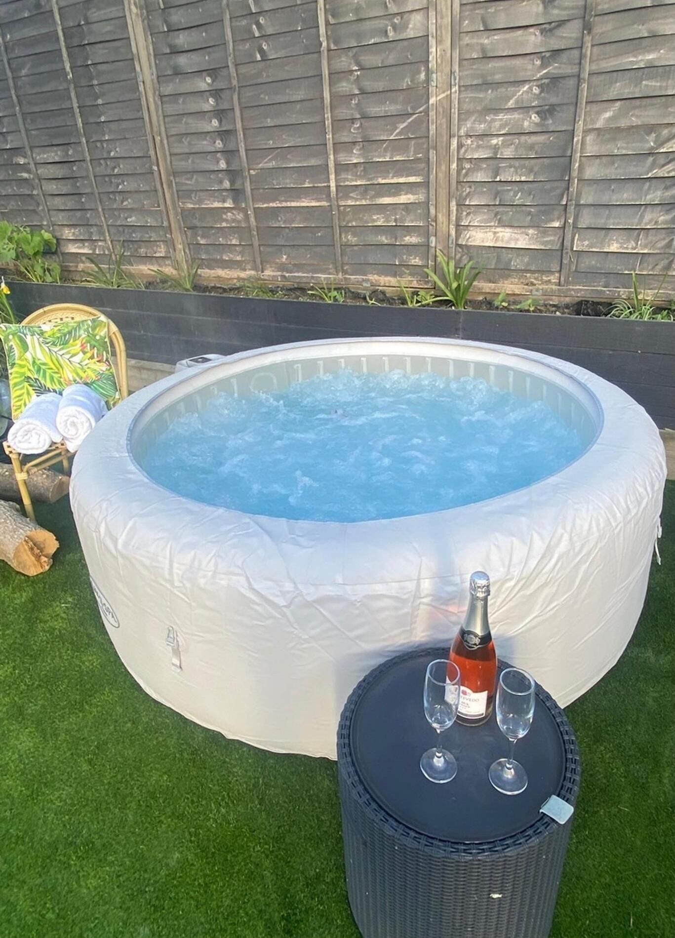 House | Outdoor spa tub