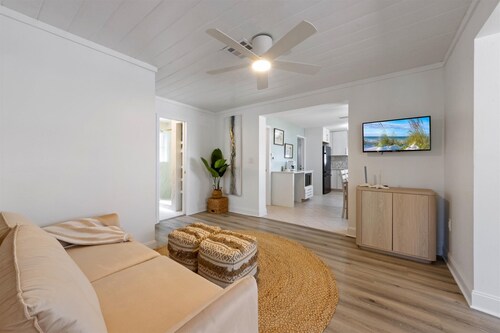 Cozy Barefoot Bungalow: Steps to Bayfront Park & Bean Point, Pet-Friendly!