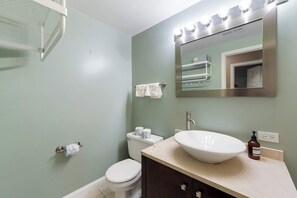 Shower, hair dryer, towels - Cozy Condo, Sleeps 2! (Chicago)