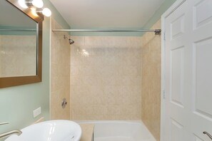 Douche, séchoir à cheveux, serviettes fournies