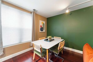 Dining - Cozy Condo, Sleeps 2! (Chicago)