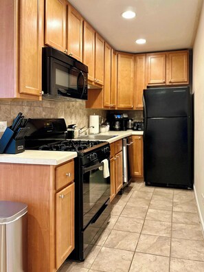 Fridge, microwave, oven, stovetop - 1 GB Wi-Fi, 1 Reserved Parking Space, Sleeps 4 (Chicago)