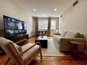 TV, offices - 1 GB Wi-Fi, 1 Reserved Parking Space, Sleeps 4 (Chicago)