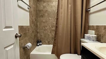 Een douche, milieuvriendelijke toiletartikelen, een haardroger