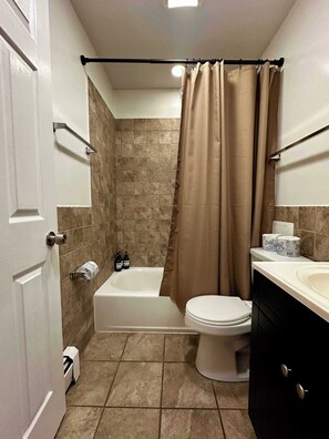 Shower, eco-friendly toiletries, hair dryer, towels - 1 GB Wi-Fi, 1 Reserved Parking Space, Sleeps 4 (Chicago)