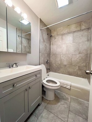 Douche, séchoir à cheveux, serviettes fournies