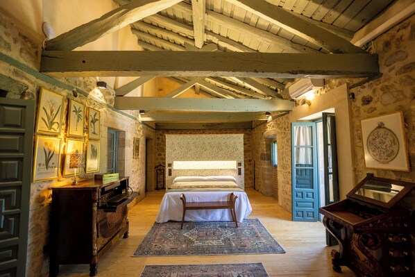 4 habitaciones, escritorio y tabla de planchar con plancha 