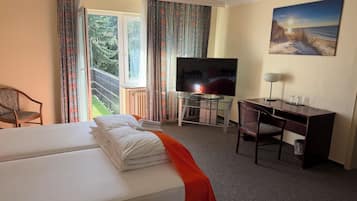 Habitación doble clásica, para no fumadores, vista al jardín | Escritorio, espacio para trabajar con laptop y wifi gratis