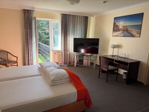 クラシック ダブルルーム 禁煙 ガーデンビュー | デスク、ノートパソコン用作業スペース、WiFi (無料)、ベッドシーツ