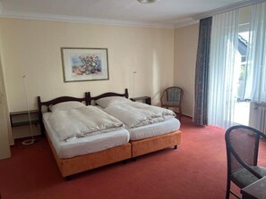 Desk, laptop workspace, free WiFi, bed sheets - Hotel Bremer Kreuz (Achim)