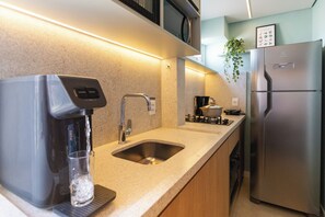 Apartamento | Cozinha privada | Geladeira, micro-ondas, talheres/pratos/utensílios de cozinha