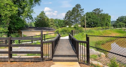 GameDaze - New 4/3.5 Bedroom House only 5 min to LakePoint - Sleeps 14