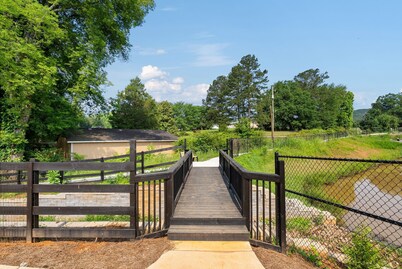 GameDaze - New 4/3.5 Bedroom House only 5 min to LakePoint - Sleeps 14