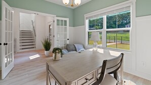 Un comedor con una mesa, sillas y vistas al exterior.