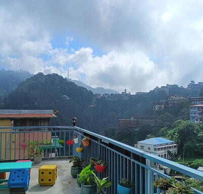 Sukoon Homestay with 6-bedroom, Cafe, WiFi on Mall Road Mussoorie