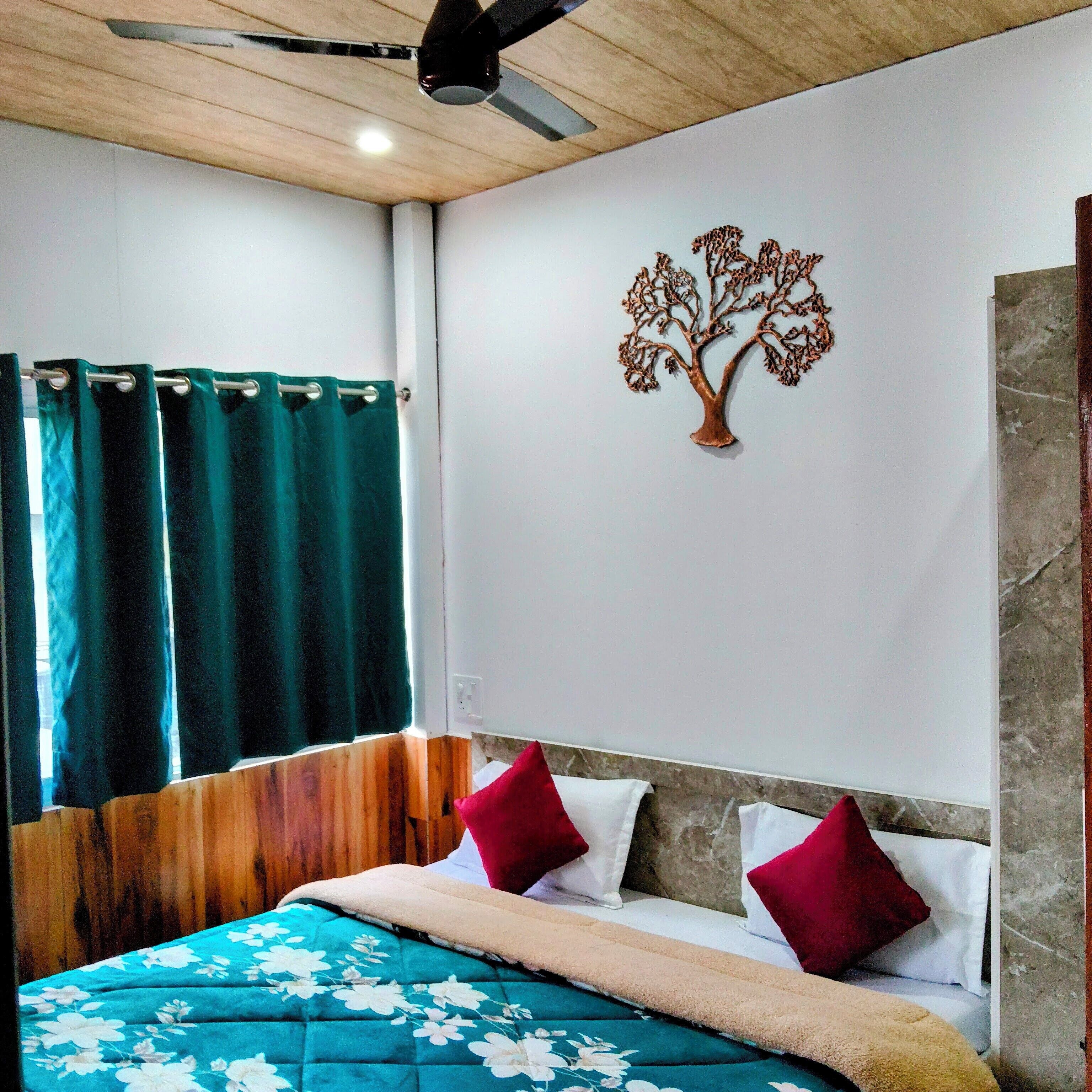 6 bedrooms, desk, WiFi, bed sheets